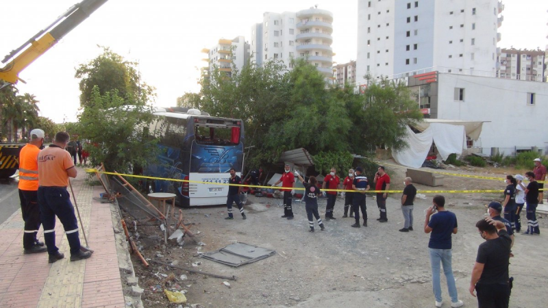 Mersin’de otobüs şarampole uçtu: 37 yaralı